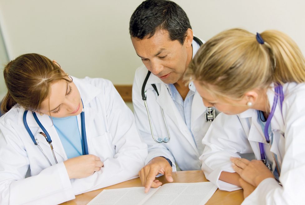 Équipe médicale en réunion